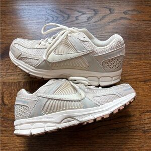 Nike zoom vomero 5 Women’s phantom/light bone color size 8